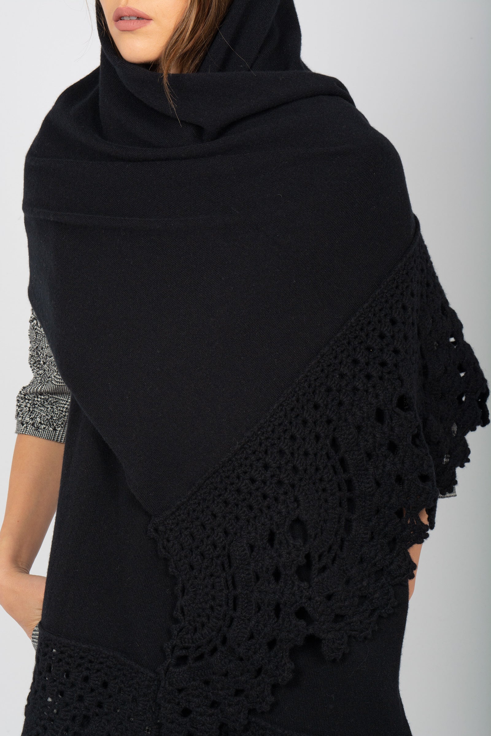 stola in cashmere con ricamo L3K802M 690 DRUMOHR 