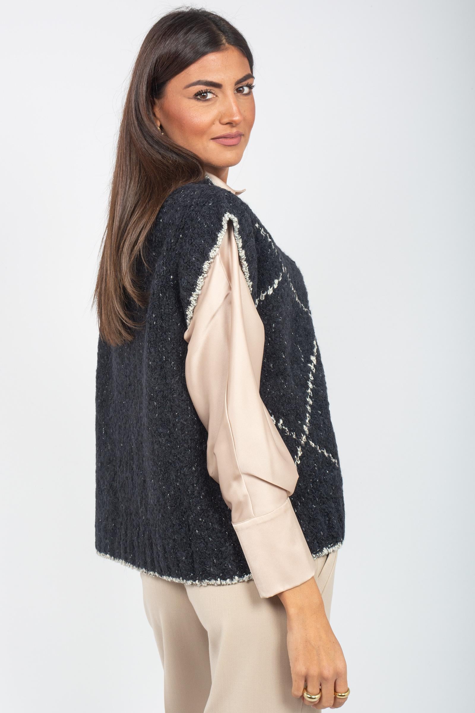 cardigan smanicato con macro rombi 61480 2 D.EXTERIOR 